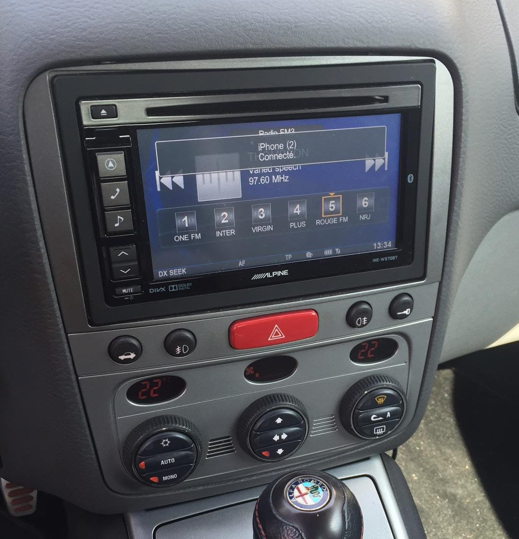 Autoradio Alpine CarPlay installé dans un Alfa Romeo GT