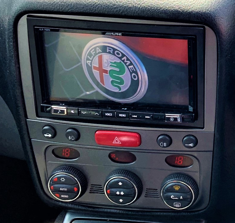 Autoradio 2 DIN avec CarPlay installé dans une Alfa Romeo 147