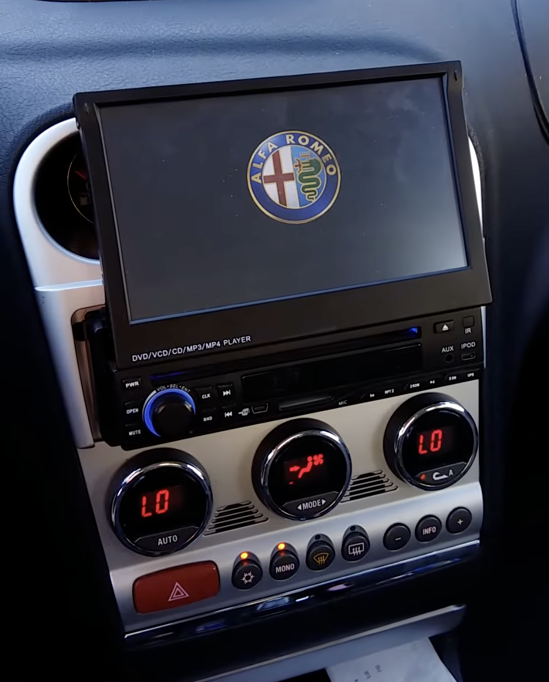 Autoradio 1 DIN écran tactile installé dans une Alfa Romeo 156