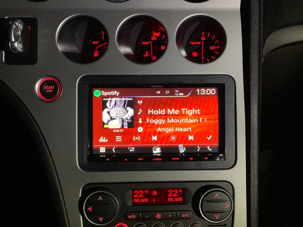 Autoradio écran tactile CarPlay installé dans un Alfa Romeo Brera