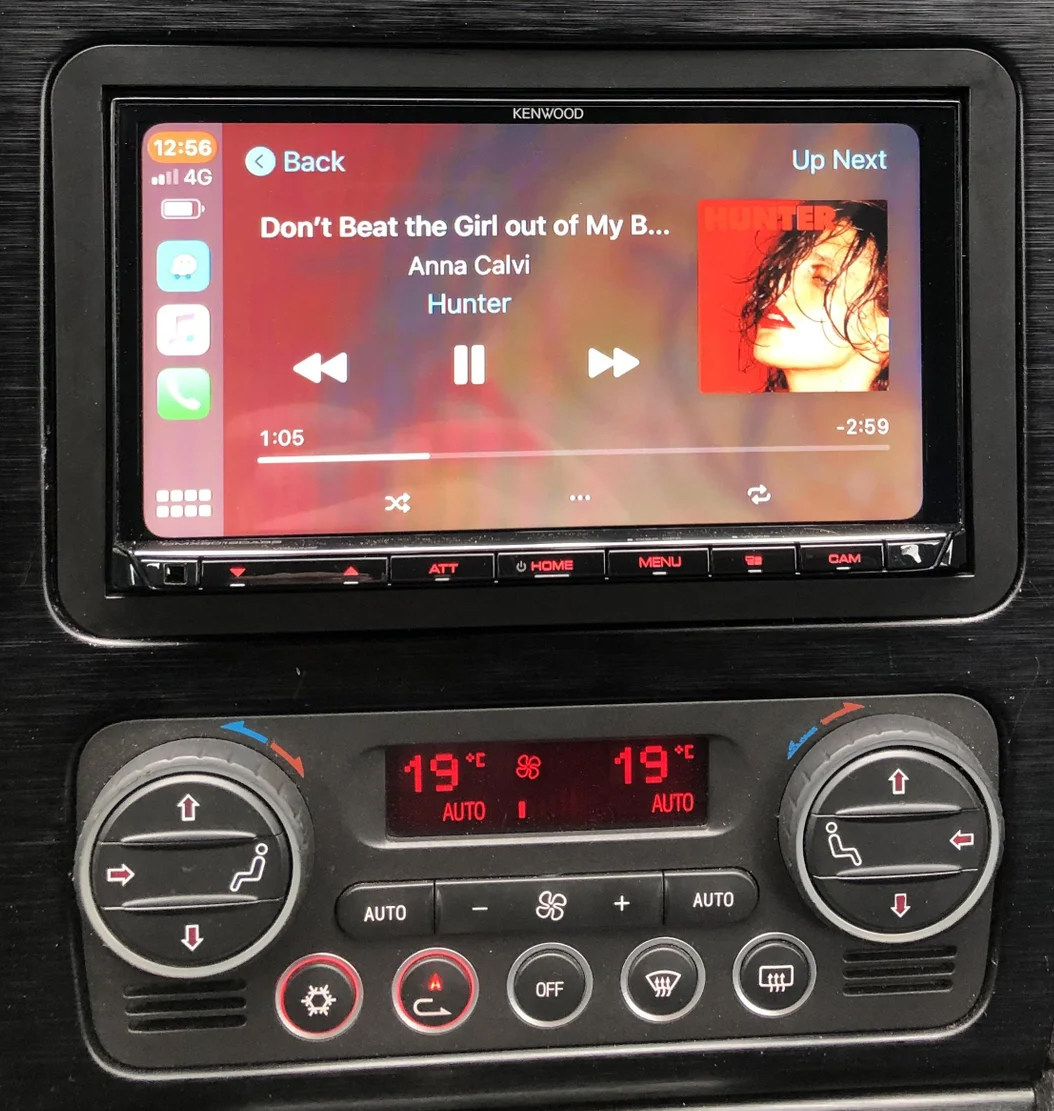 Autoradio 2 DIN avec CarPlay installé dans une Alfa Romeo 159