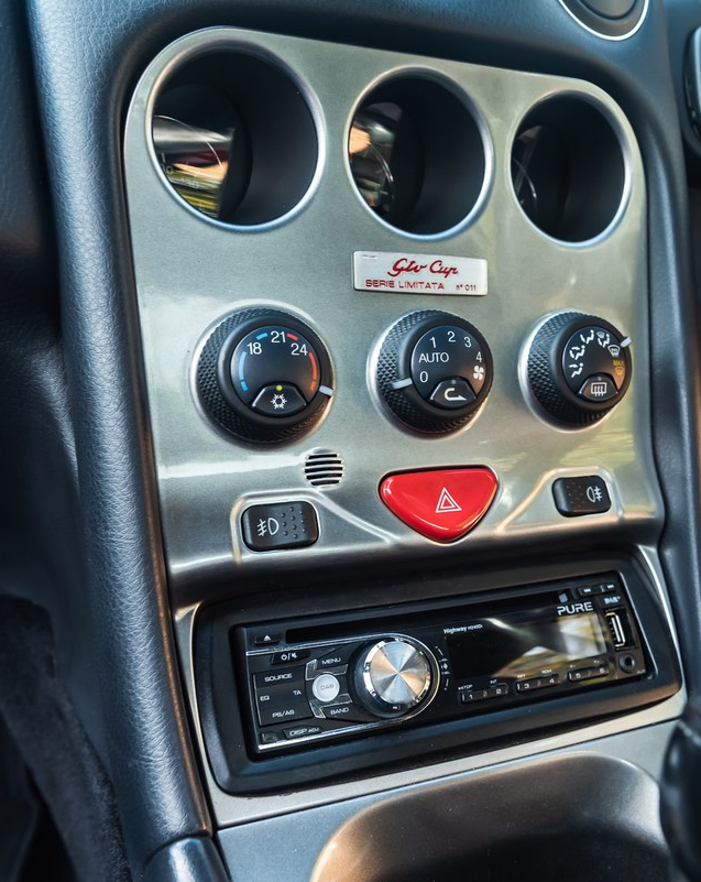 Autoradio 1 DIN écran tactile installé dans un Alfa Romeo GTV
