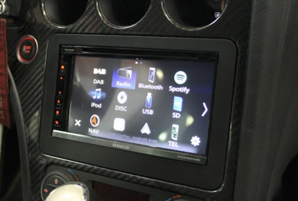 Autoradio Kenwood CarPlay installé dans un Alfa Romeo Spider cabriolet