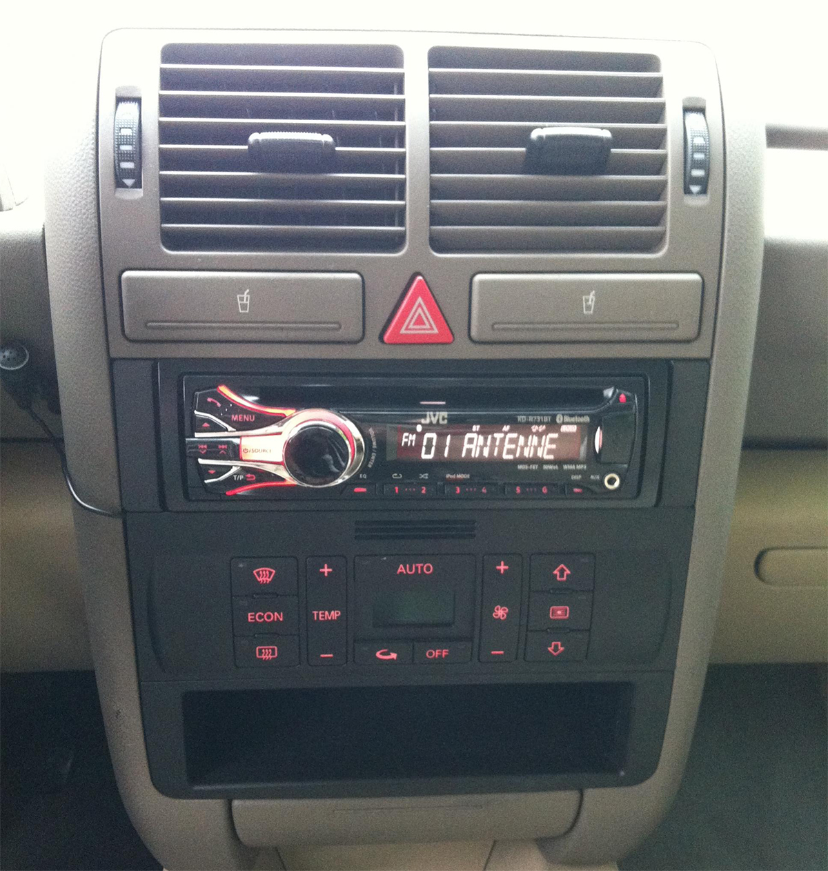 Autoradio 1 DIN GPS installé dans une Audi A2