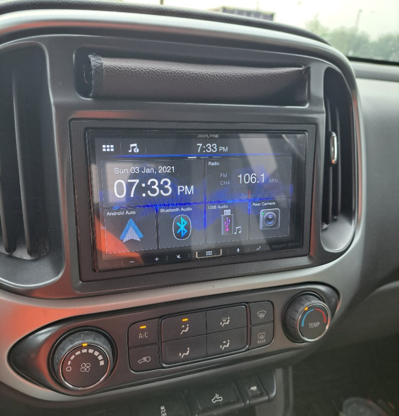 Autoradio Alpine avec GPS installé dans une Chevrolet Colorado