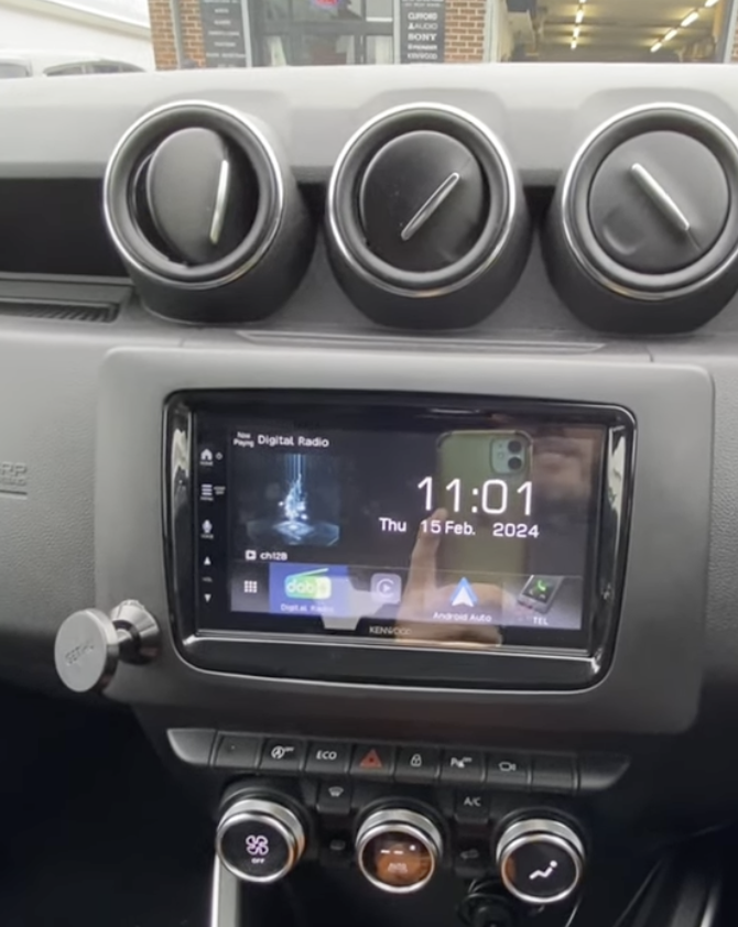 Autoradio avec GPS installé dans une Dacia