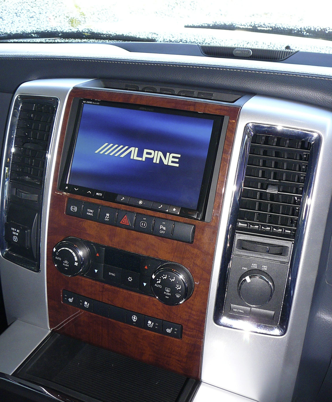 Autoradio avec GPS installé dans une Dodge