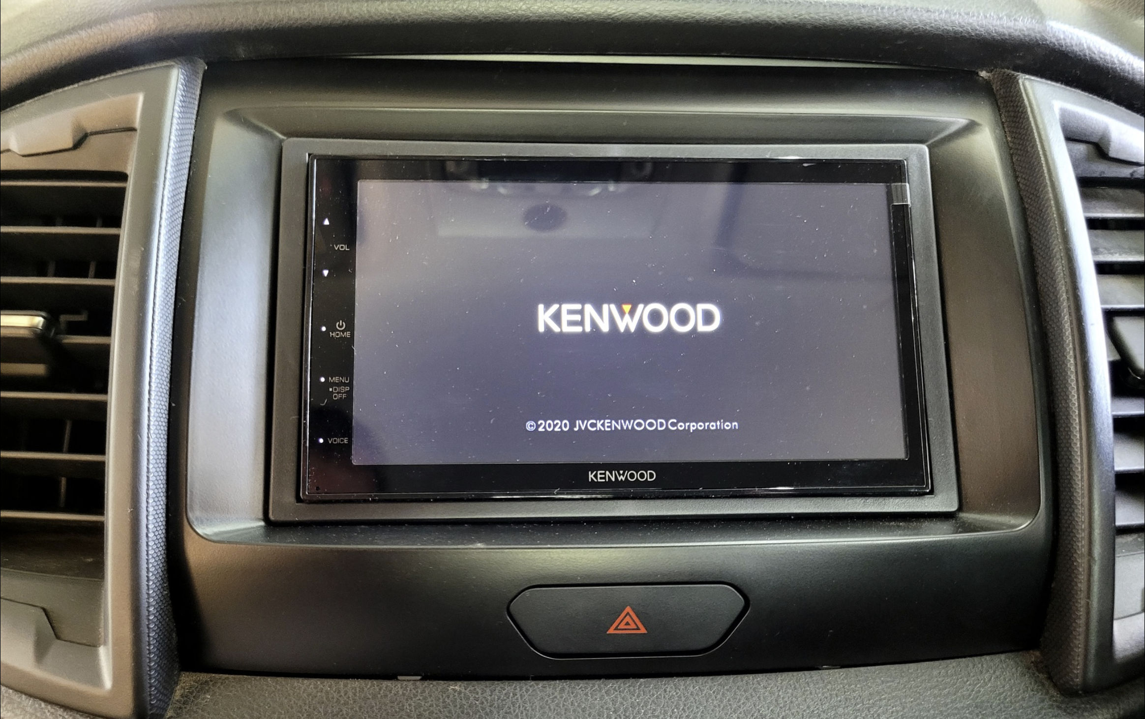 Autoradio avec GPS installé dans une Ford