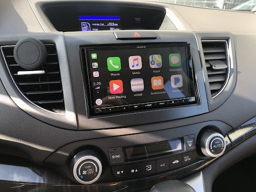 Autoradio avec GPS installé dans une Honda
