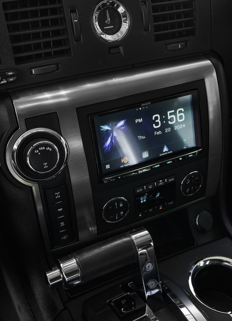 Autoradio avec GPS installé dans un Hummer