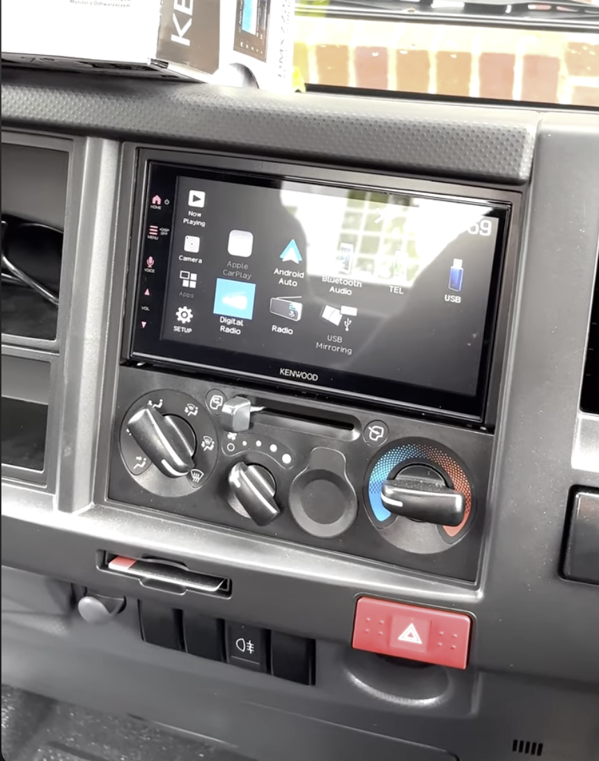 Autoradio avec GPS installé dans un Isuzu