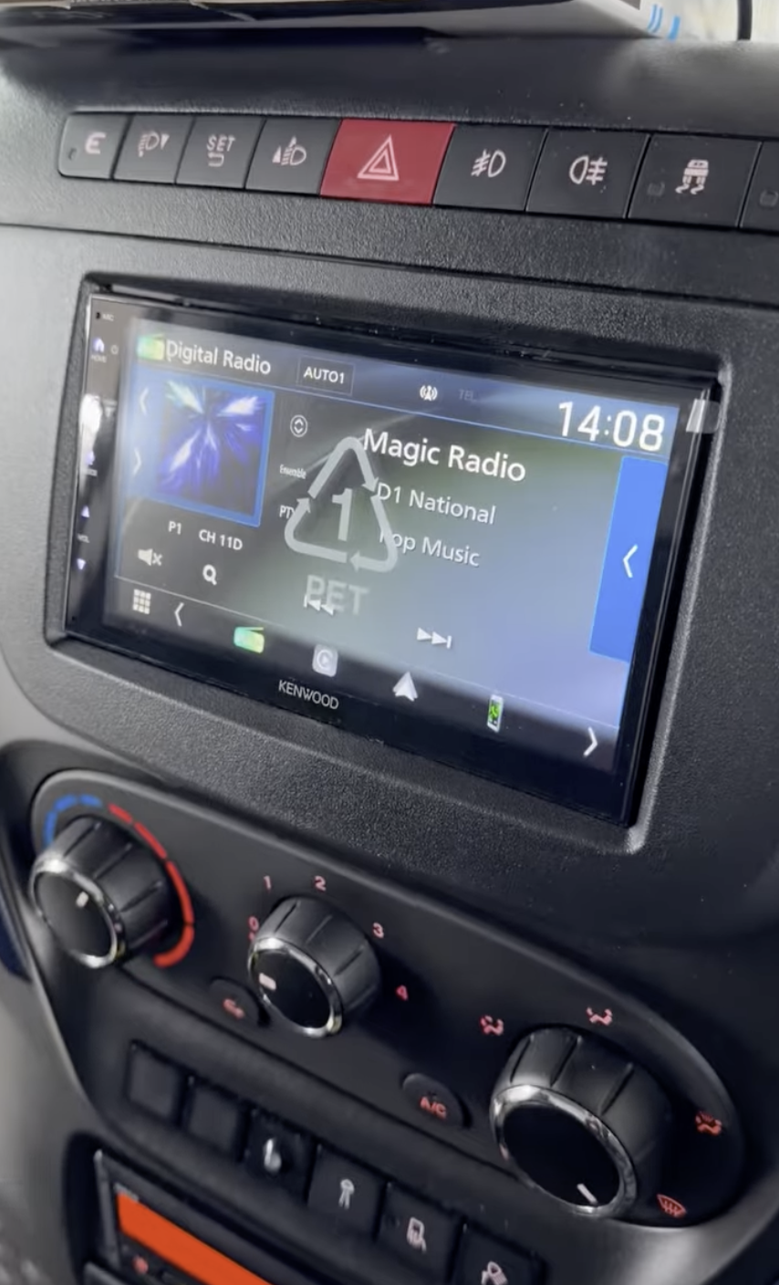 Autoradio avec GPS installé dans un Iveco
