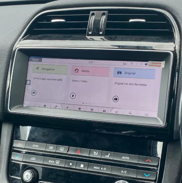 Autoradio avec GPS installé dans une Jaguar