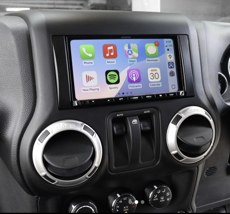 Autoradio avec GPS installé dans une Jeep