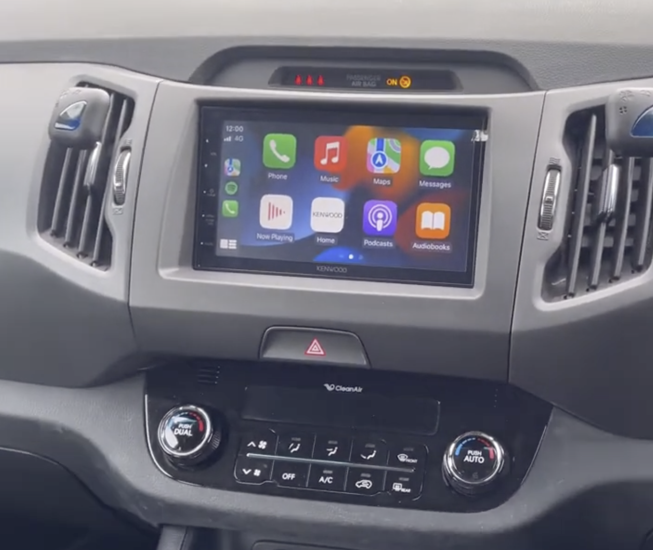Autoradio avec GPS installé dans une Kia
