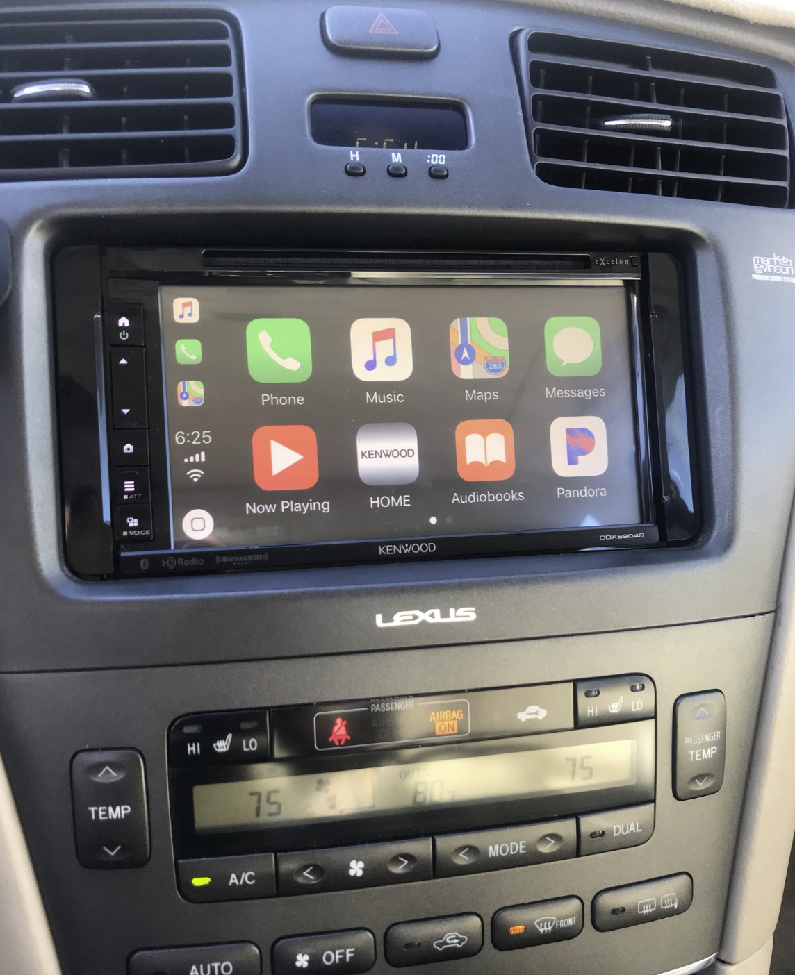 Autoradio avec GPS installé dans un Lexus