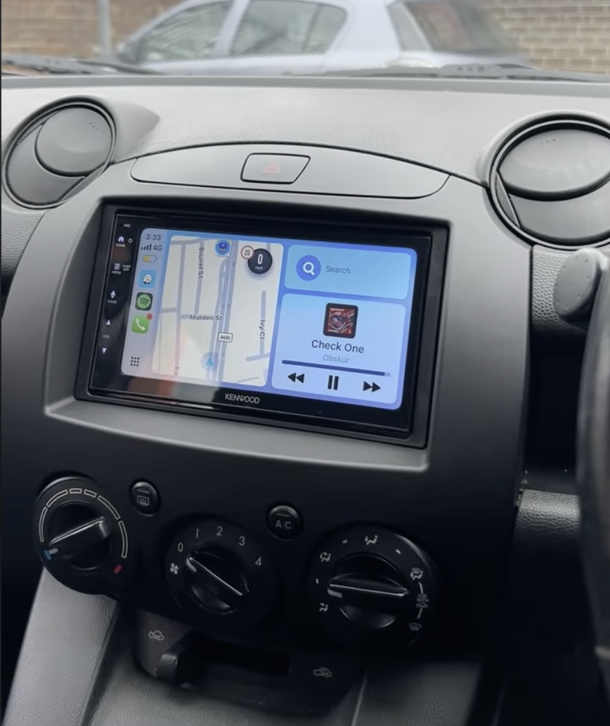 Autoradio avec GPS installé dans un Mazda