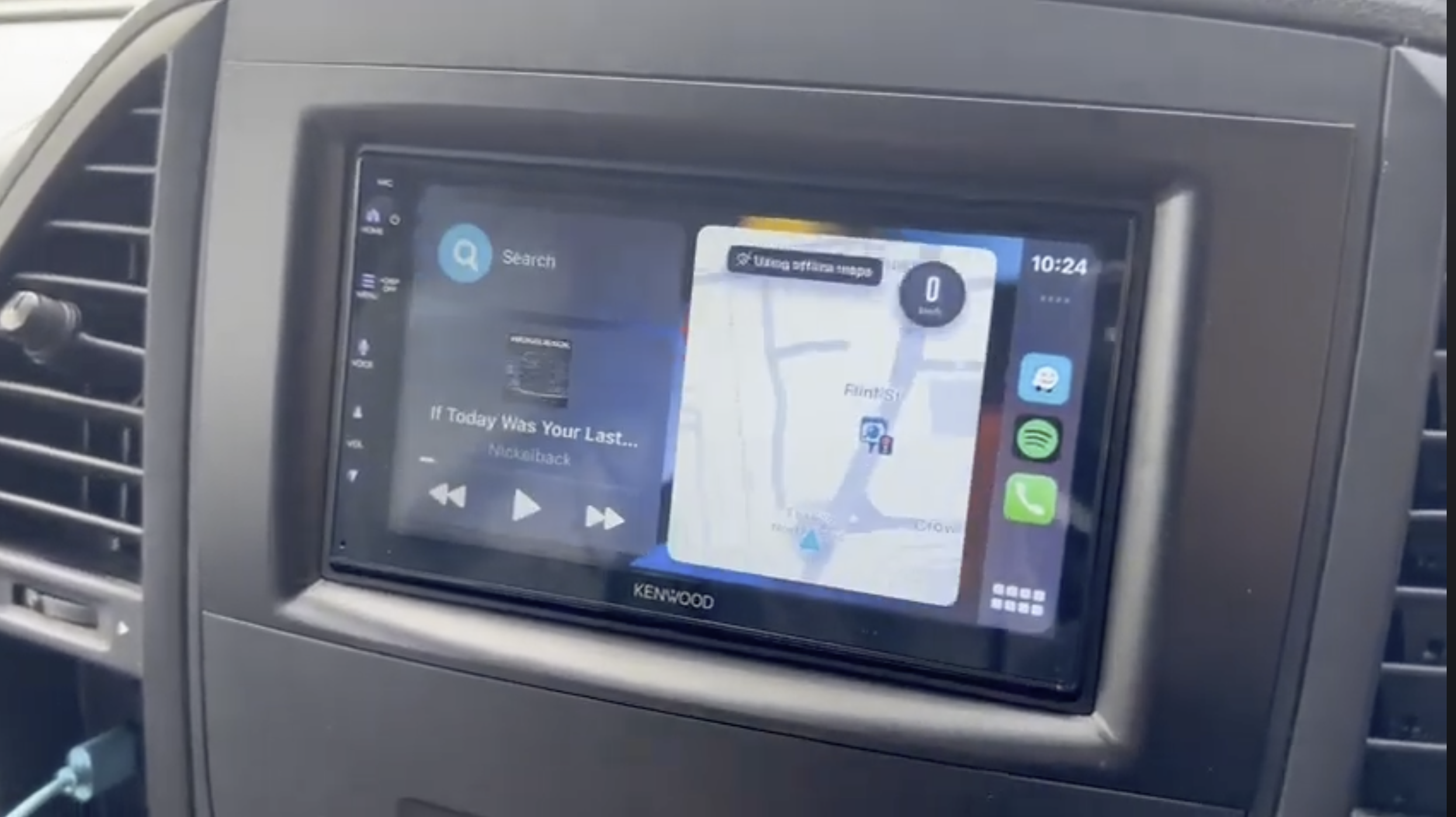 Autoradio avec GPS installé dans un Mercedes