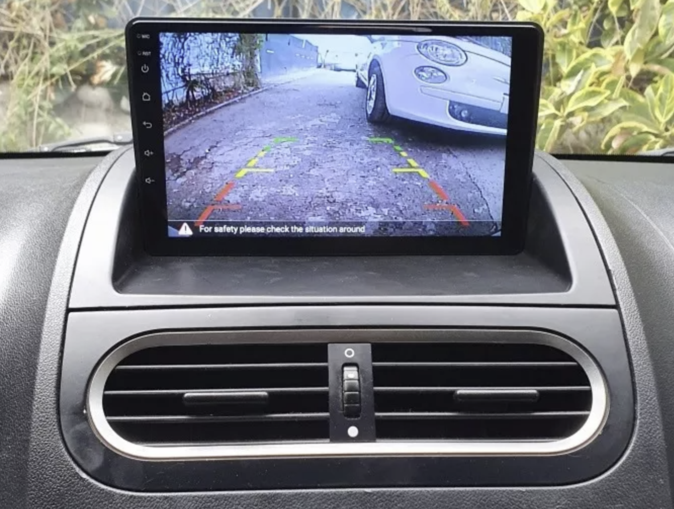 Autoradio avec GPS installé dans un MG