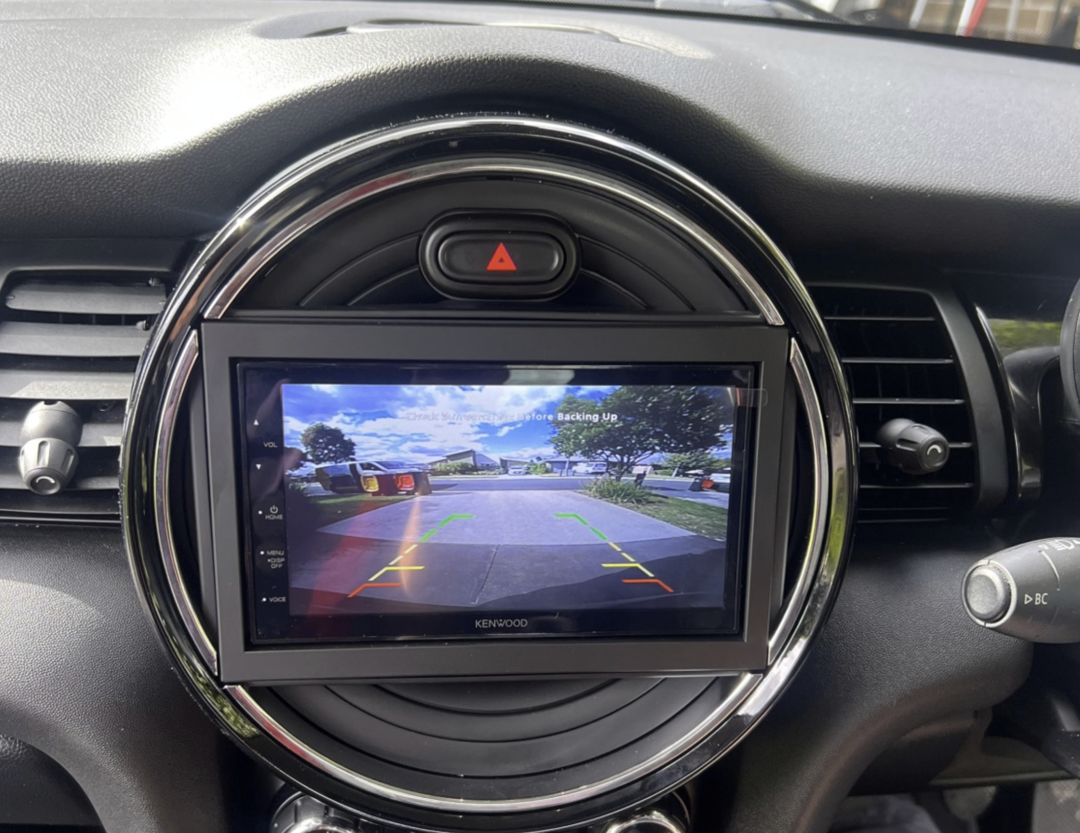 Autoradio avec GPS installé dans une MINI