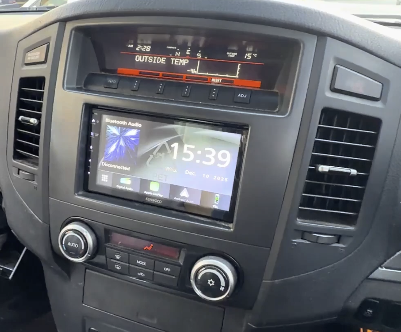 Autoradio avec GPS installé dans une Mitsubishi