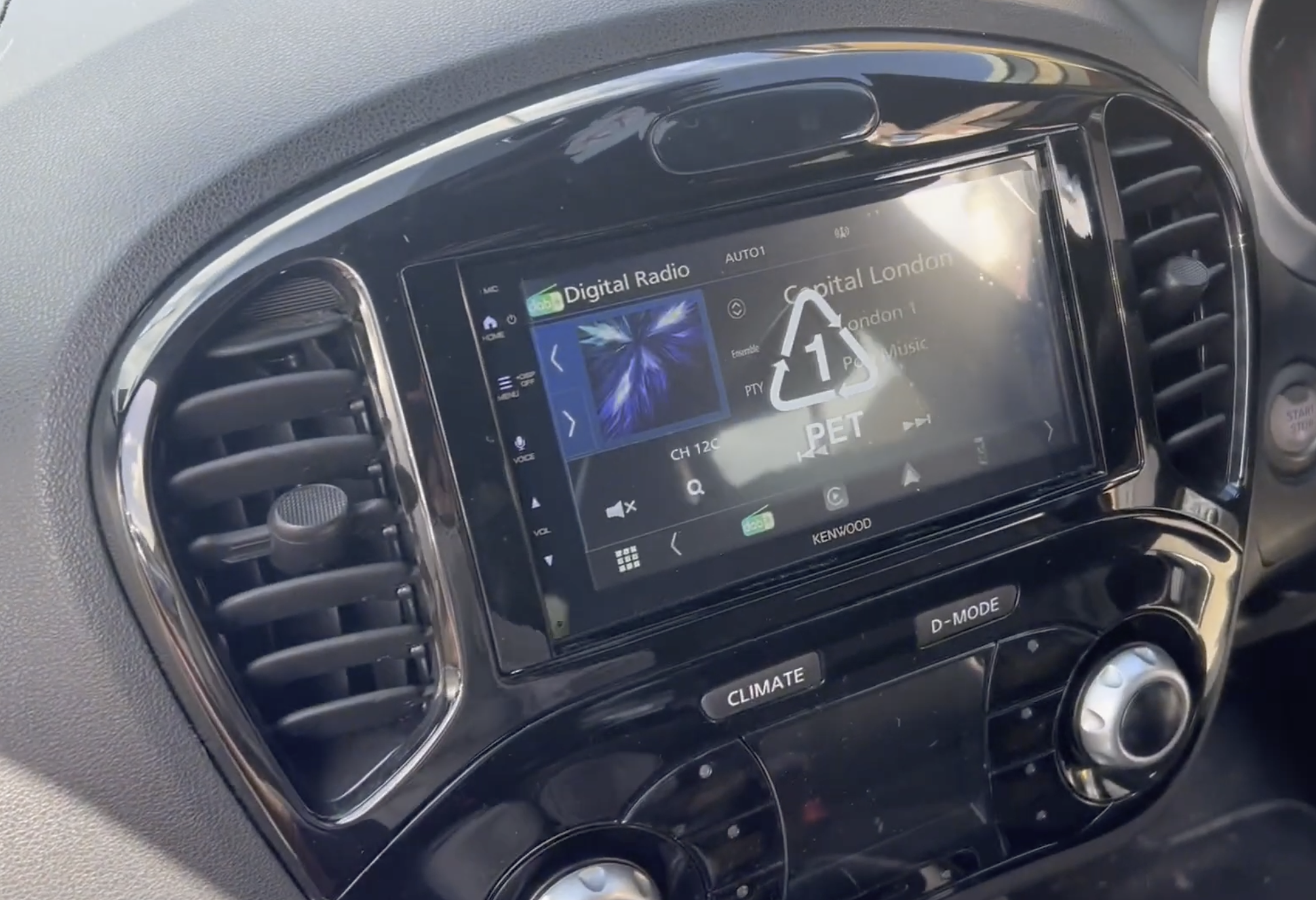 Autoradio avec GPS installé dans une Nissan