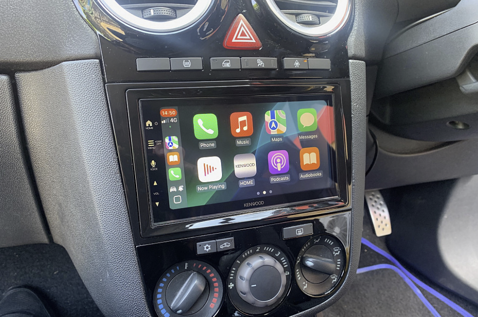 Autoradio avec GPS installé dans une Opel