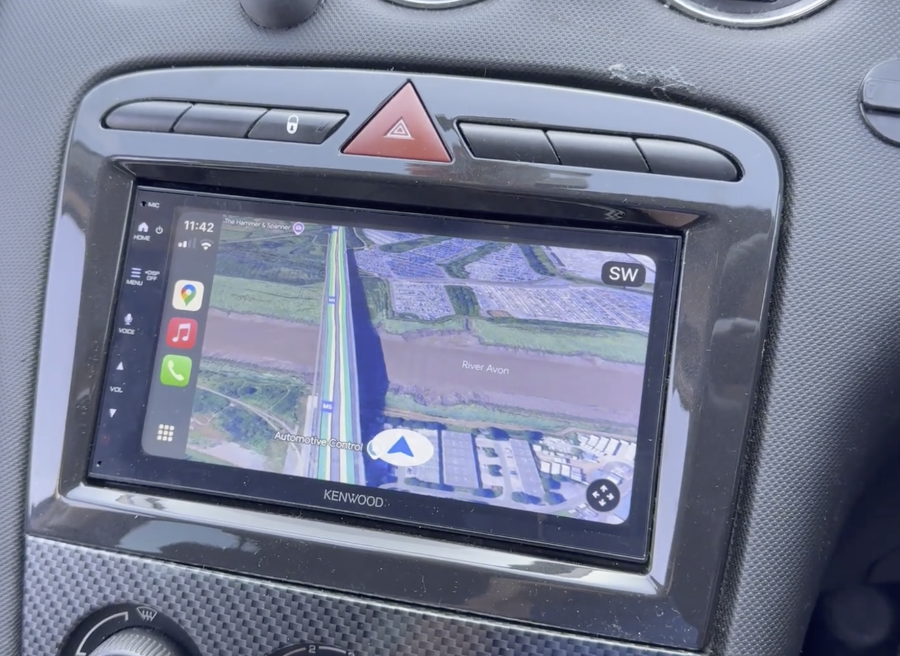 Autoradio avec GPS installé dans une Peugeot