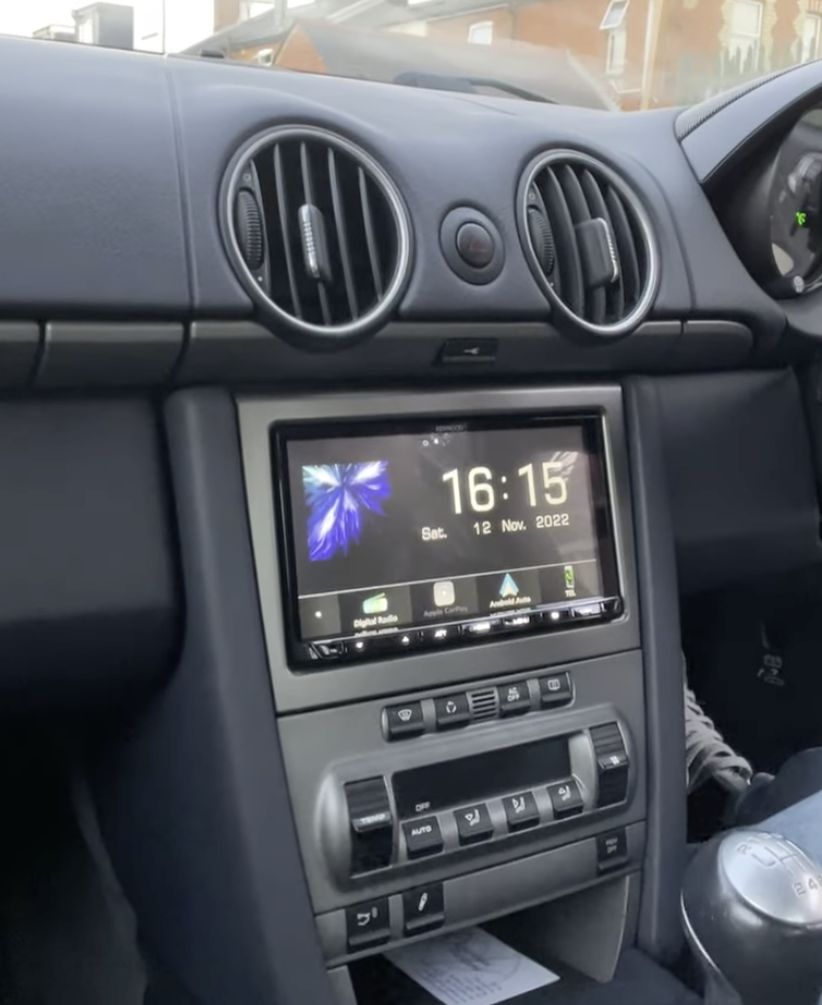 Autoradio avec GPS installé dans une Porsche