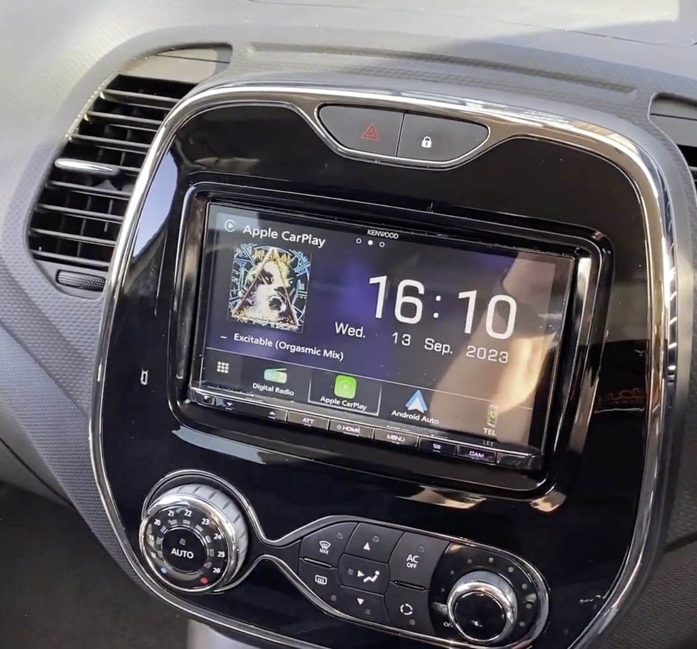 Autoradio avec GPS installé dans une Renault