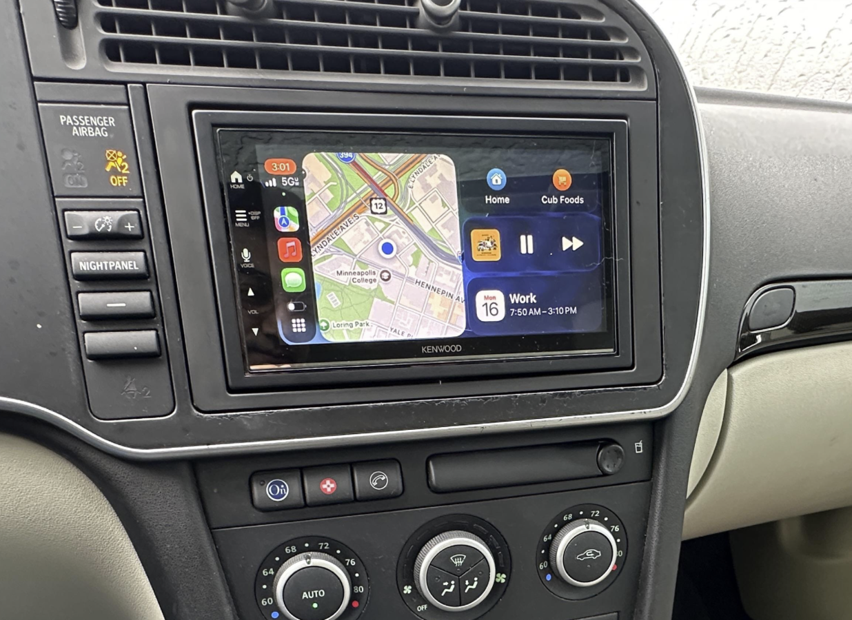 Autoradio avec GPS installé dans une Saab