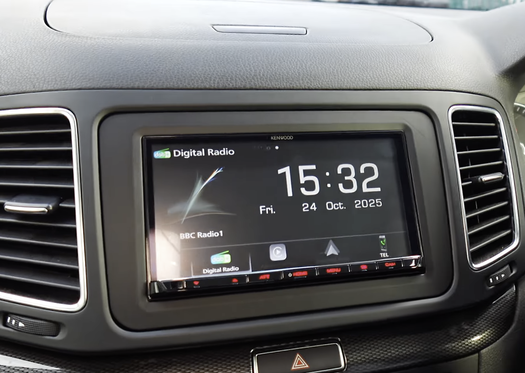 Autoradio avec GPS installé dans une Seat