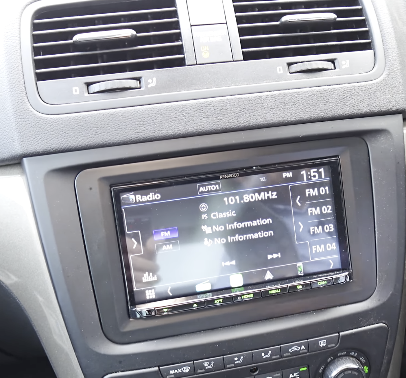 Autoradio avec GPS installé dans une Skoda