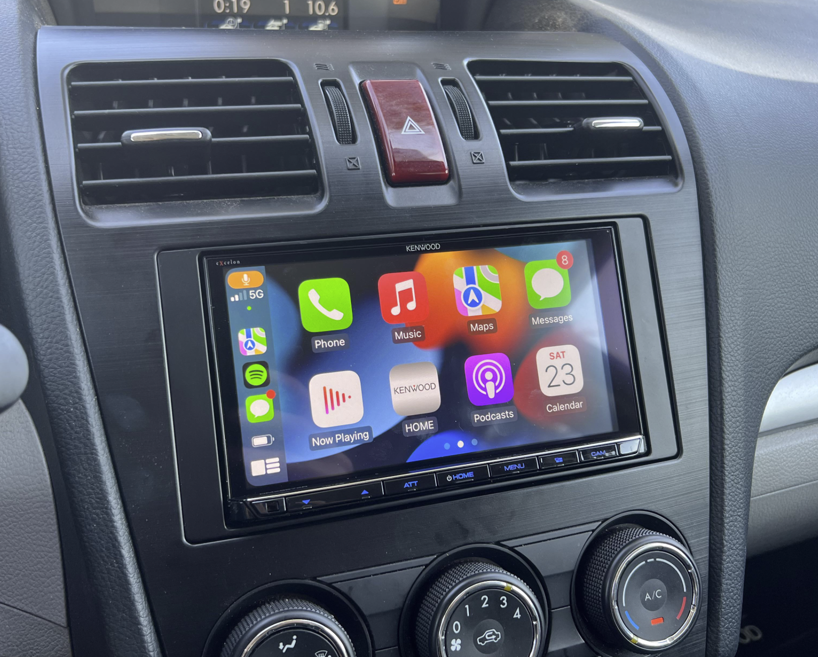 Autoradio avec GPS installé dans un Subaru