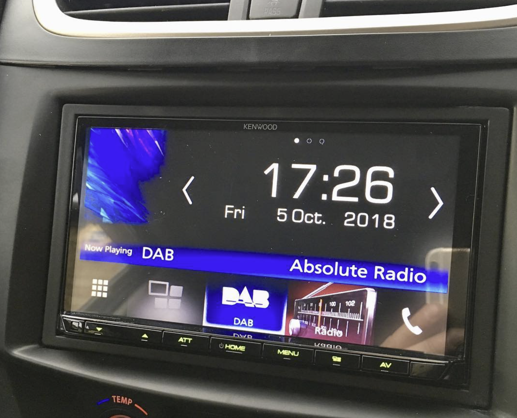 Autoradio avec GPS installé dans un Suzuki