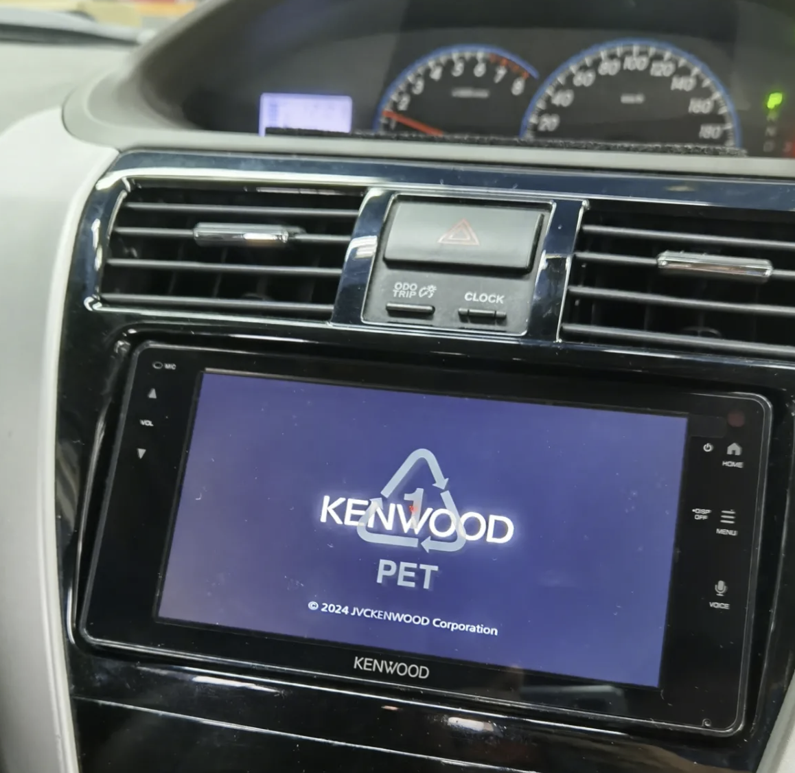Autoradio avec GPS installé dans un Toyota