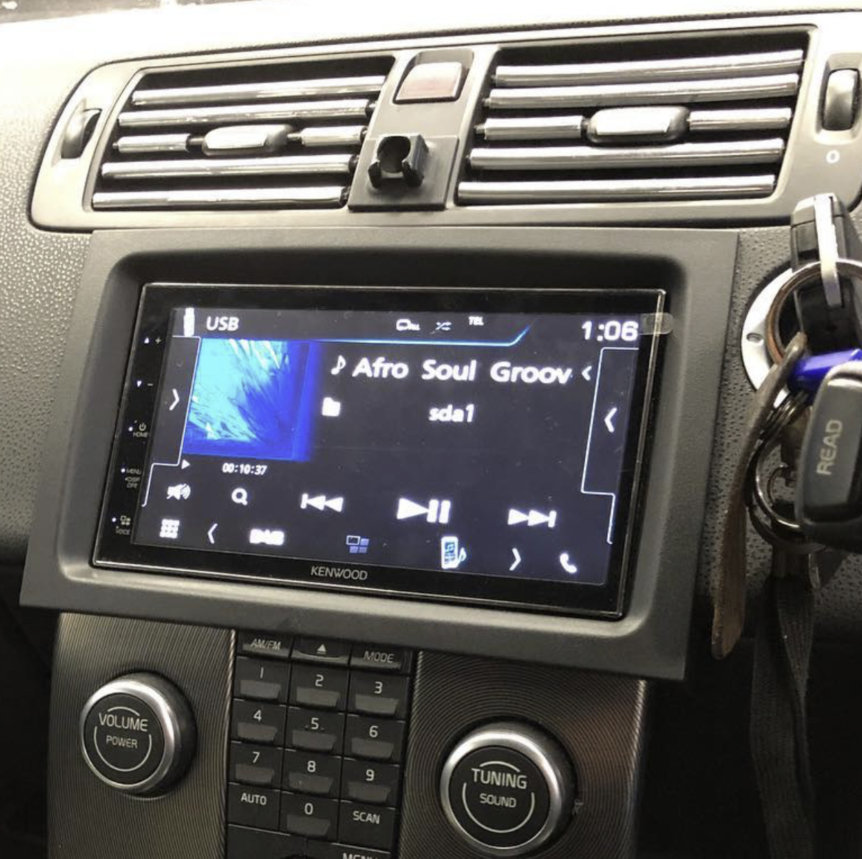 Autoradio avec GPS installé dans un Volvo
