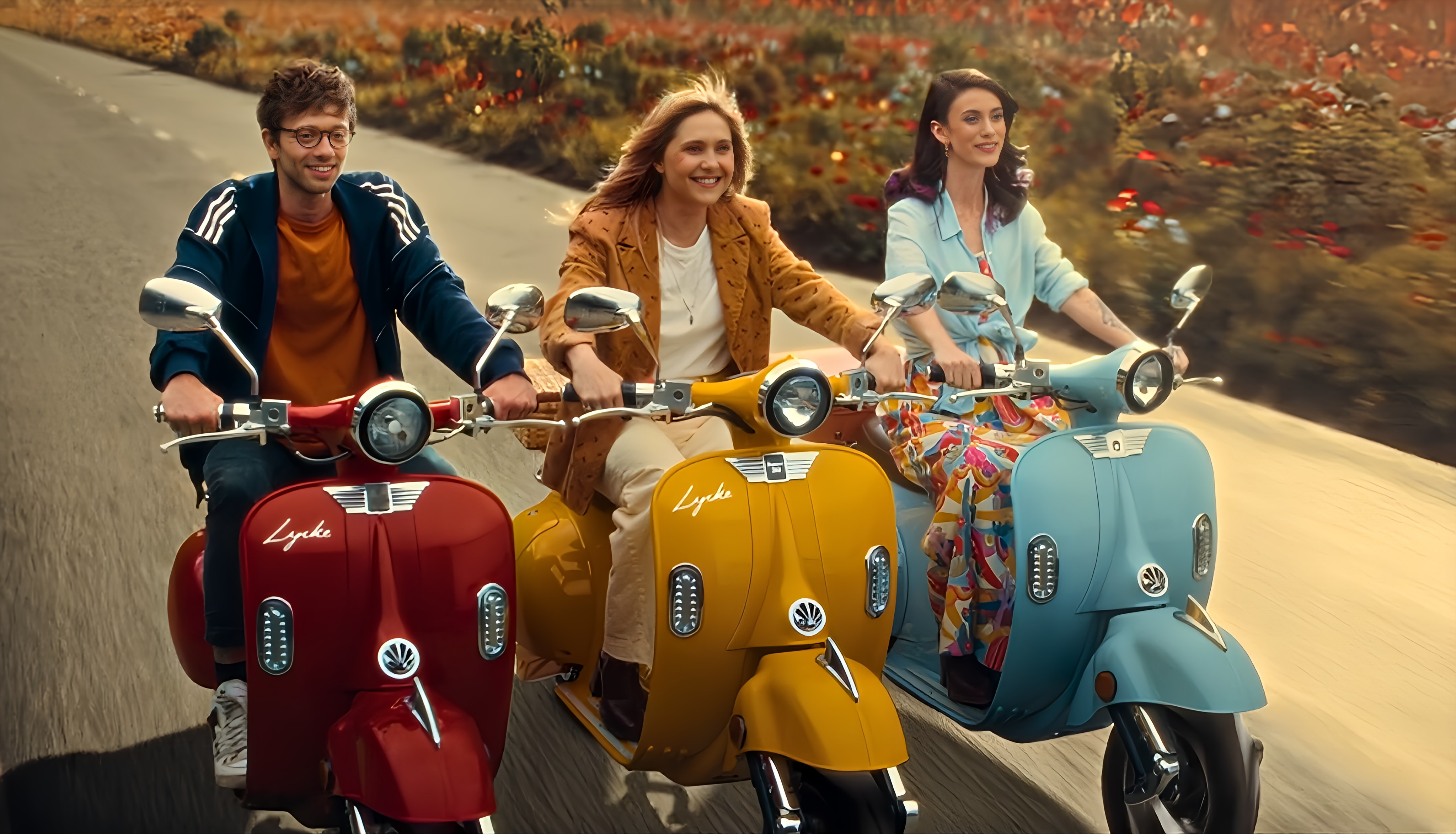 Capture d'écran de la série Bref montrant trois personnes sur des scooters LYCKE colorés